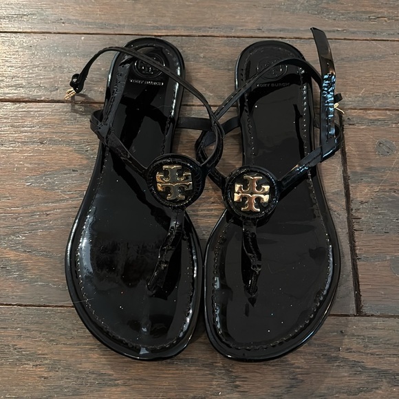 Tory Burch Ali Thong Sandals Black Patent Leather Gold Logo Size 11 - Picture 2 of 6
